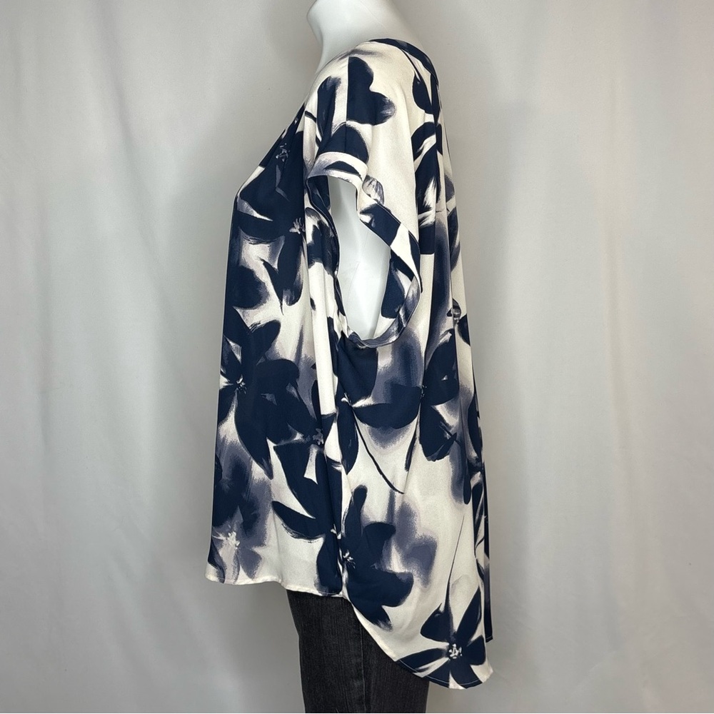 Simply Vera Vera Wang Floral V-Neck Short Sleeve Blouse - Navy & White, XXL - Picture 2 of 9